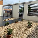 Flat Confortavel E Espacoso Proximo Ao Aeroporto E Hospital Hu